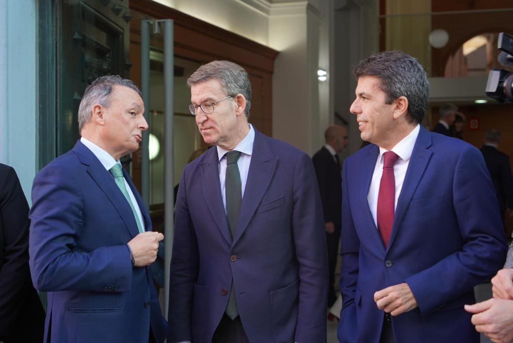 Feijóo considera que el único objetivo de Sánchez es resistir y aboga por el respeto a la Constitución Feijóo considera que el único objetivo de Sánchez es resistir y aboga por el respeto a la Constitución