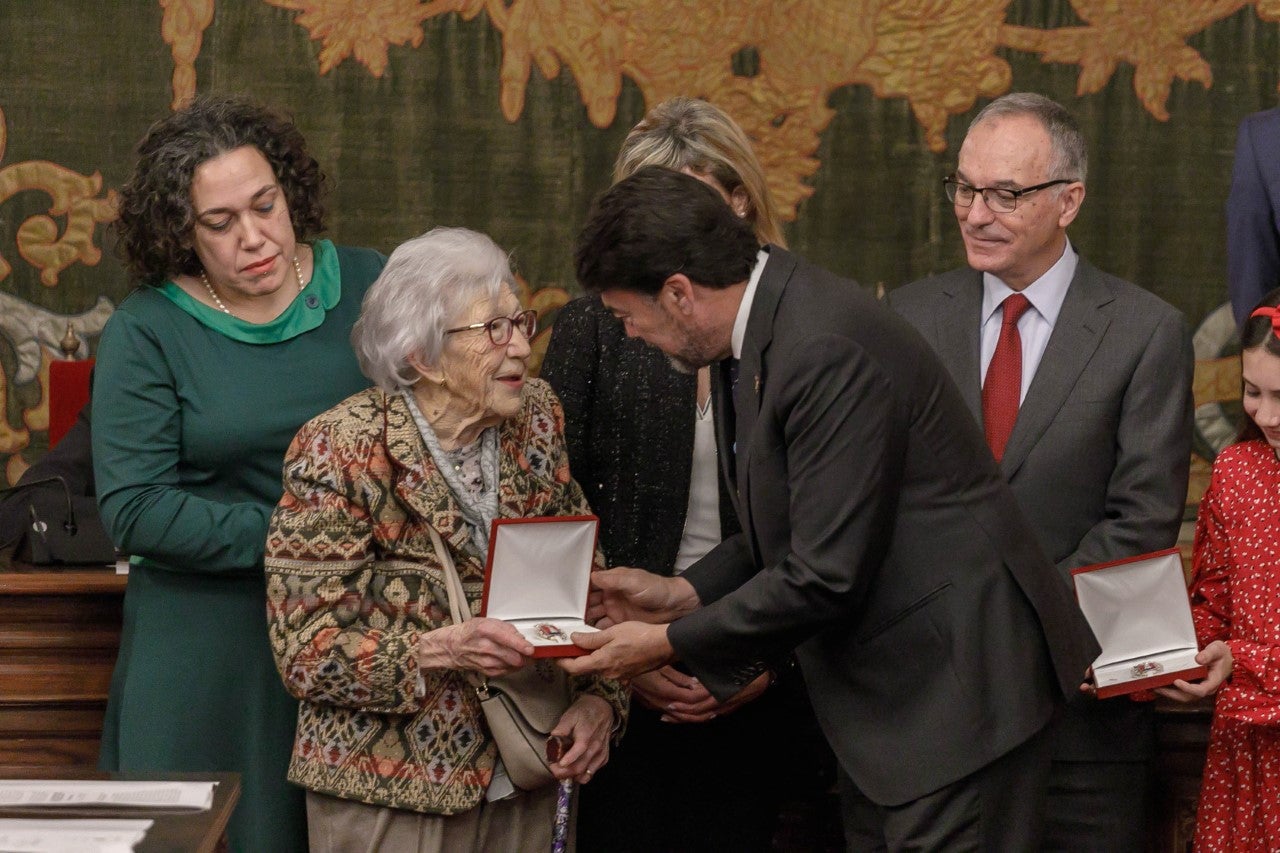 Medalla de la Ciudad al pueblo alicantino por su “modélico comportamiento" durante la pandemia Medalla de la Ciudad al pueblo alicantino por su “modélico comportamiento" durante la pandemia