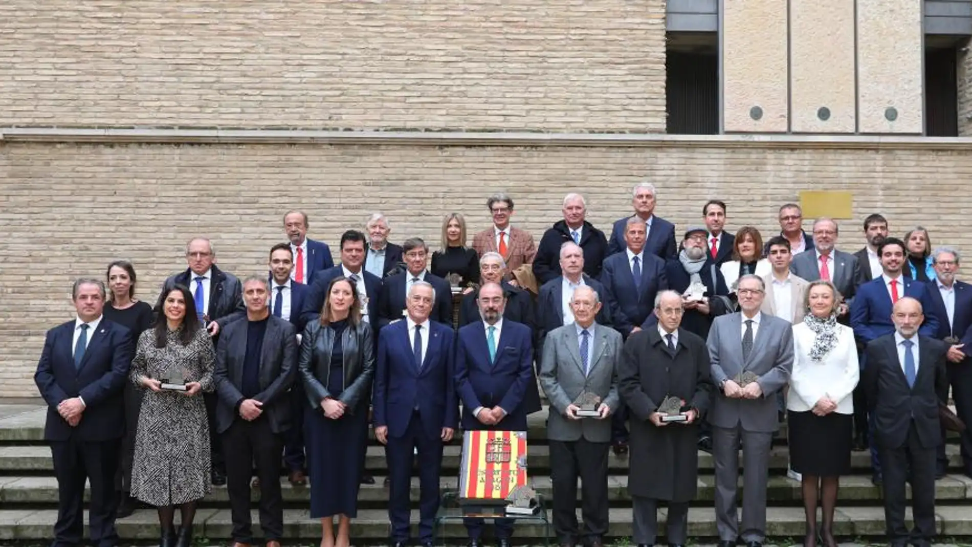 El actual presidente de Aragón, Javier Lambán, junto a los ponentes del Estatuto