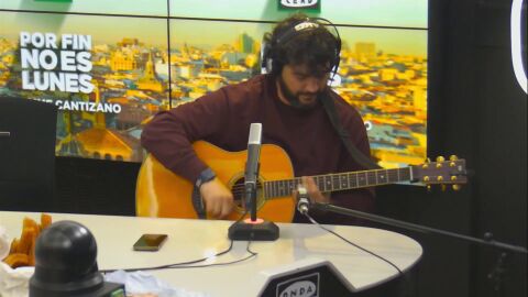 Fran Perea interpreta el tema 'La chica de al lado' en Por fin no es lunes 