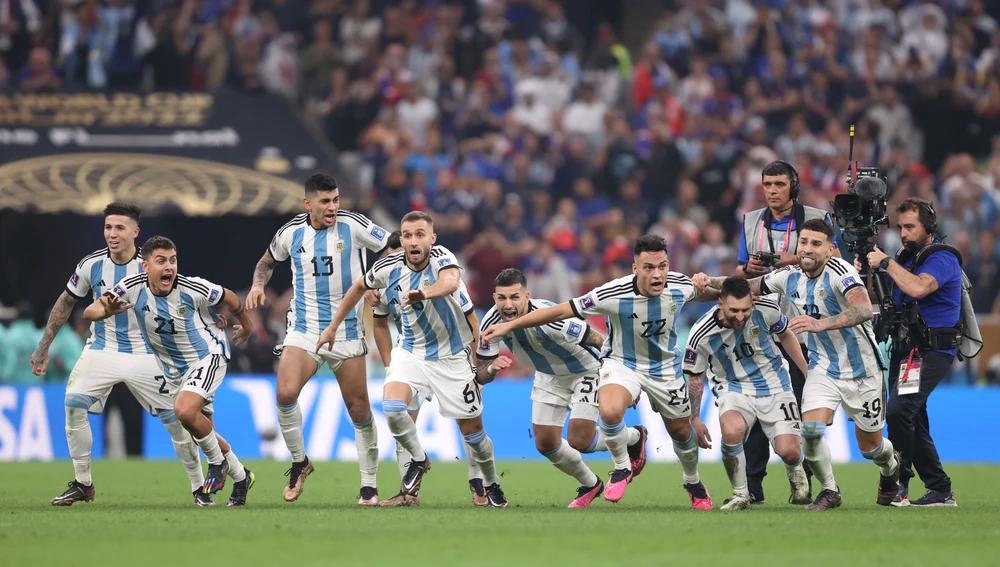 Los jugadores de Argentina celebran su victoria en el Mundial de Qatar