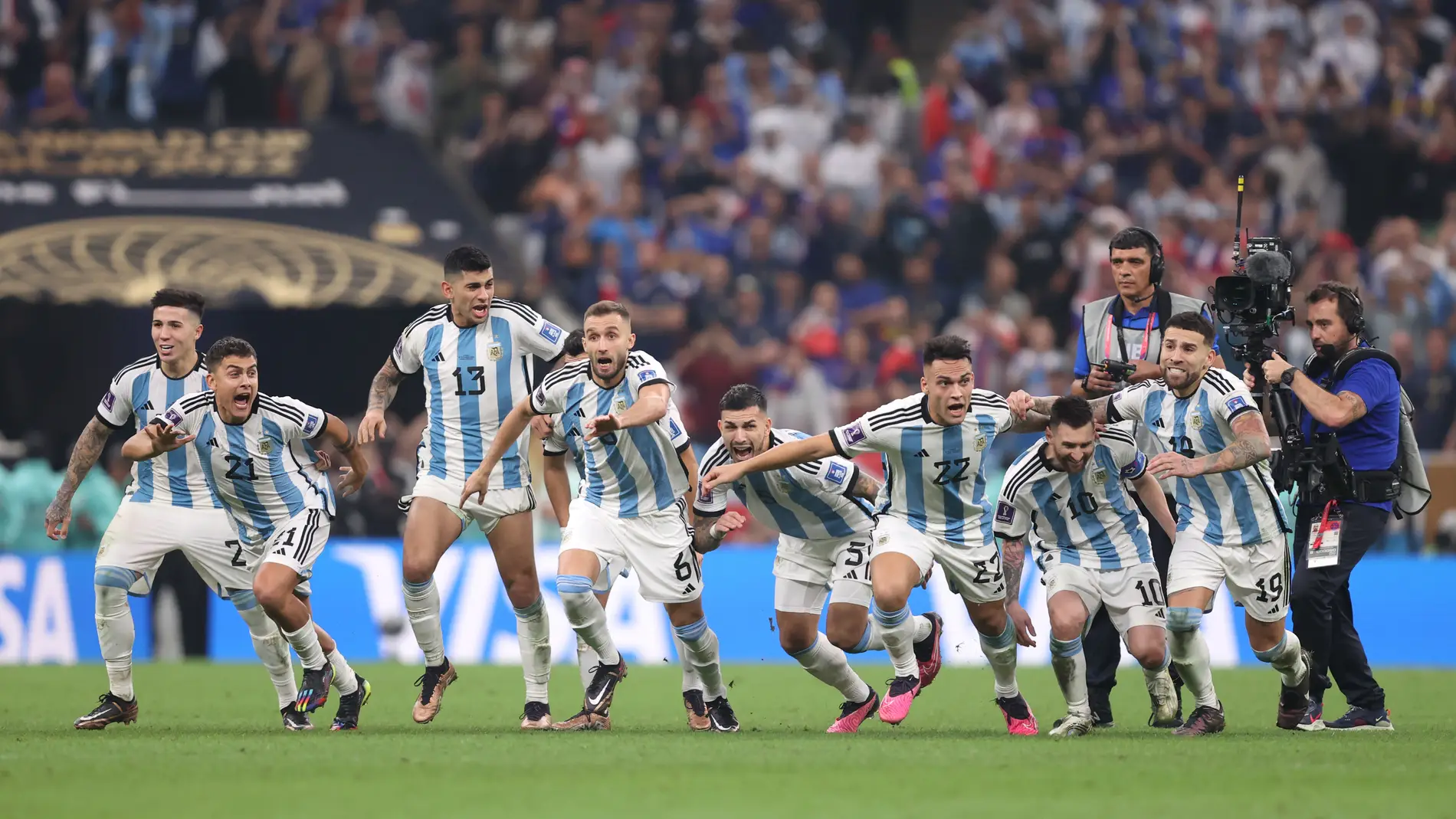 Los jugadores de Argentina celebran su victoria en el Mundial de Qatar