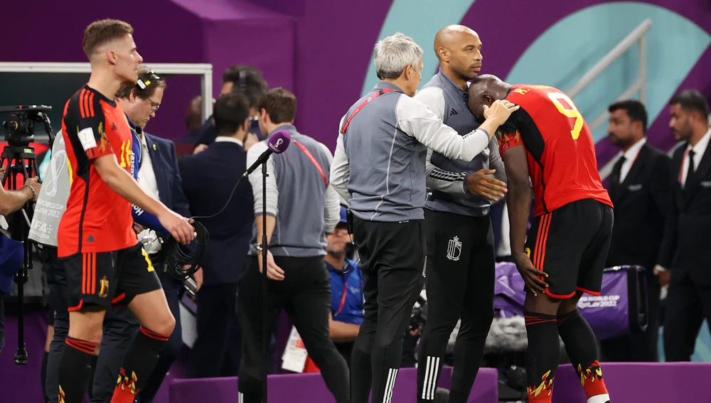 Romelu Lukaku se lamenta junto a Thierry Henry tras la eliminación de Bélgica en el Mundial de Qatar