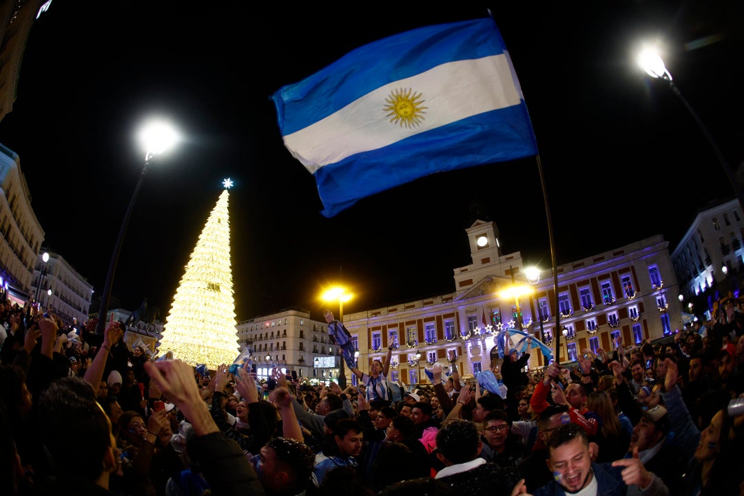 Dos detenidos por escalar el árbol de Navidad de Sol durante la celebración de la victoria de Argentina Dos detenidos por escalar el árbol de Navidad de Sol durante la celebración de la victoria de Argentina