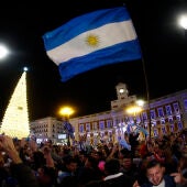  Aficionados de Argentina celebran el título de su selección en el Mundial de Qatar 2022 en la Plaza del Sol de Madrid