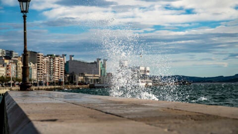 Grandes olas rompen contra la bahía de Santander a causa del fuerte viento