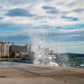 Grandes olas rompen contra la bahía de Santander a causa del fuerte viento