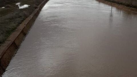 Canal de Gasset llevando agua al embalse