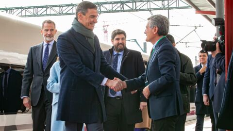 Saura saluda a Sánchez en la inauguración del AVE a Murcia