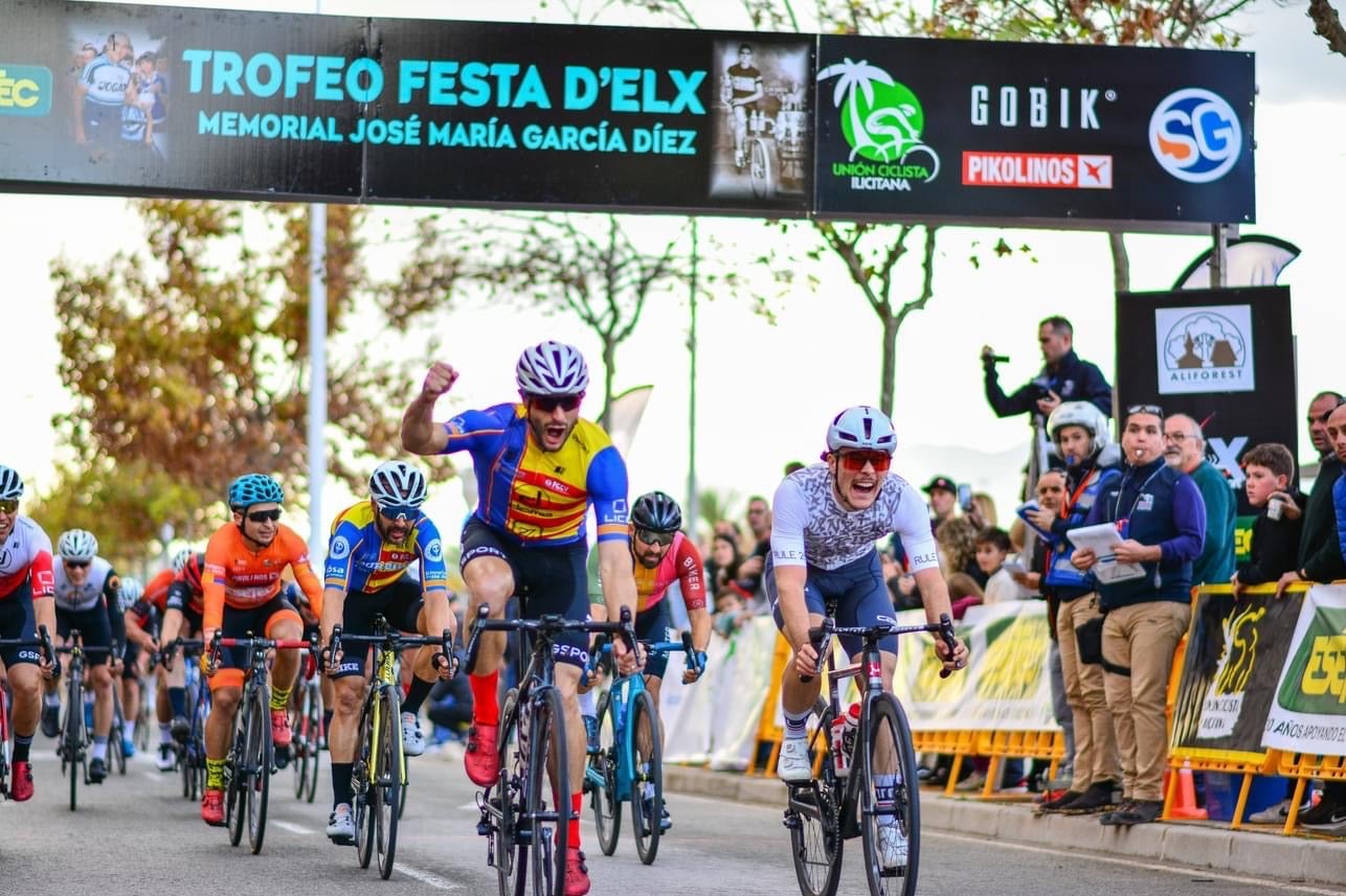Antonio Domene hace doblete en las carreras de Navidad de Elche y Salinas Antonio Domene hace doblete en las carreras de Navidad de Elche y Salinas