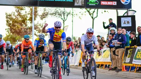 Antonio Domene se impuso al sprint en el Trofeo de Navidad 2022 de Elche Antonio Domene se impuso al sprint en el Trofeo de Navidad 2022 de Elche