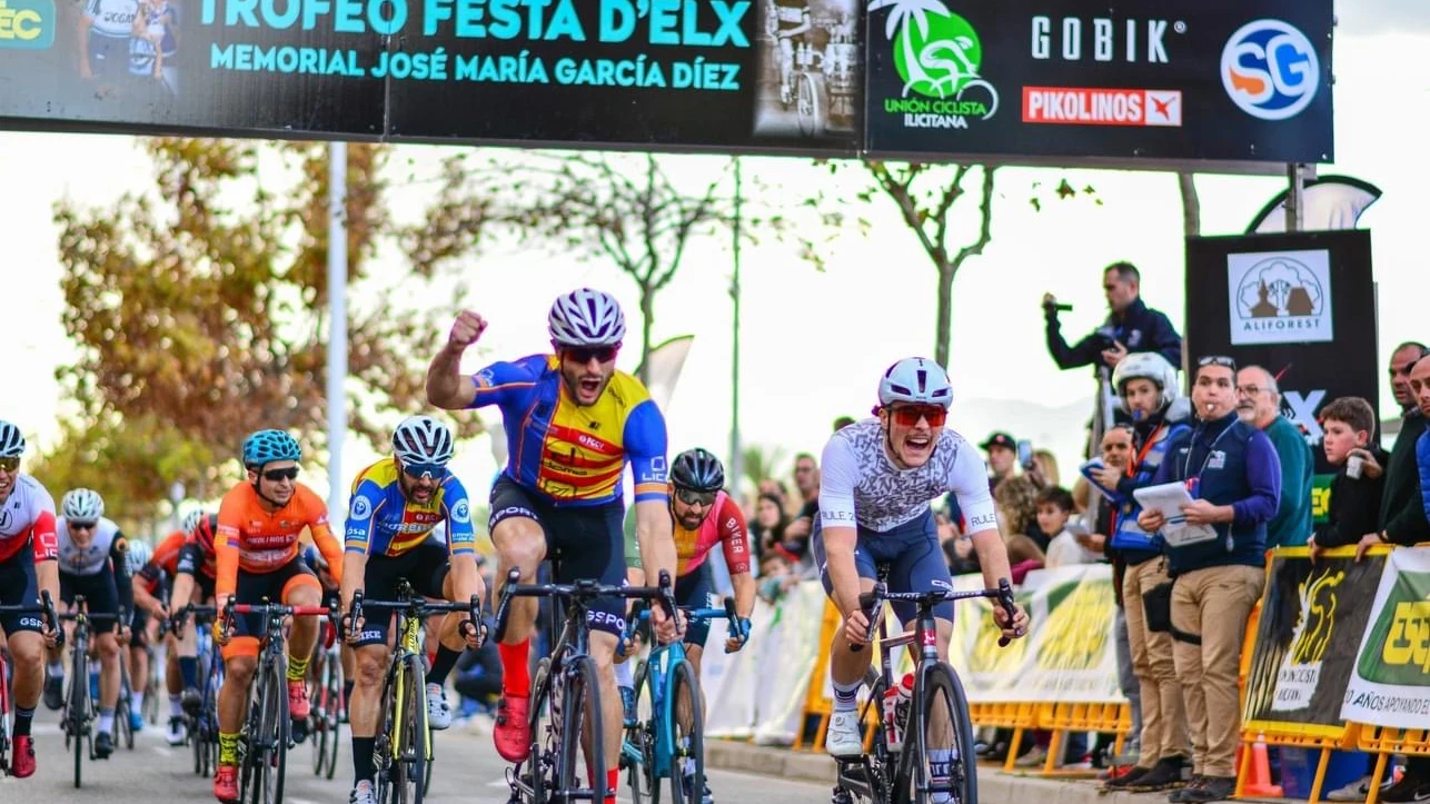 Antonio Domene se impuso al sprint en el Trofeo de Navidad 2022 de Elche Antonio Domene se impuso al sprint en el Trofeo de Navidad 2022 de Elche