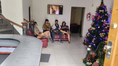 Esperando en una recepci&oacute;n de un alojamiento en Per&uacute;