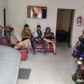 Esperando en una recepción de un alojamiento en Perú