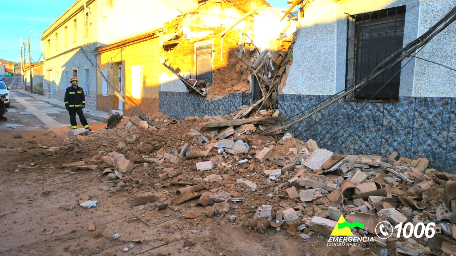 Derrumbe del tejado y la fachada de una vivienda en Puertollano sin heridos Derrumbe del tejado y la fachada de una vivienda en Puertollano sin heridos