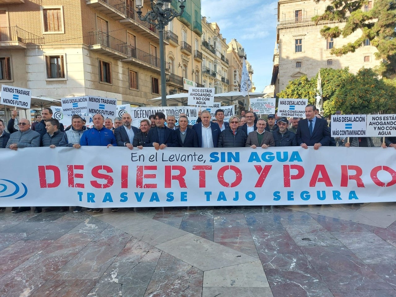 Los agricultores de Elche exigen a Pedro Sánchez que intervenga para evitar el fin del trasvase Tajo-Segura para regadío Los agricultores de Elche exigen a Pedro Sánchez que intervenga para evitar el fin del trasvase Tajo-Segura para regadío