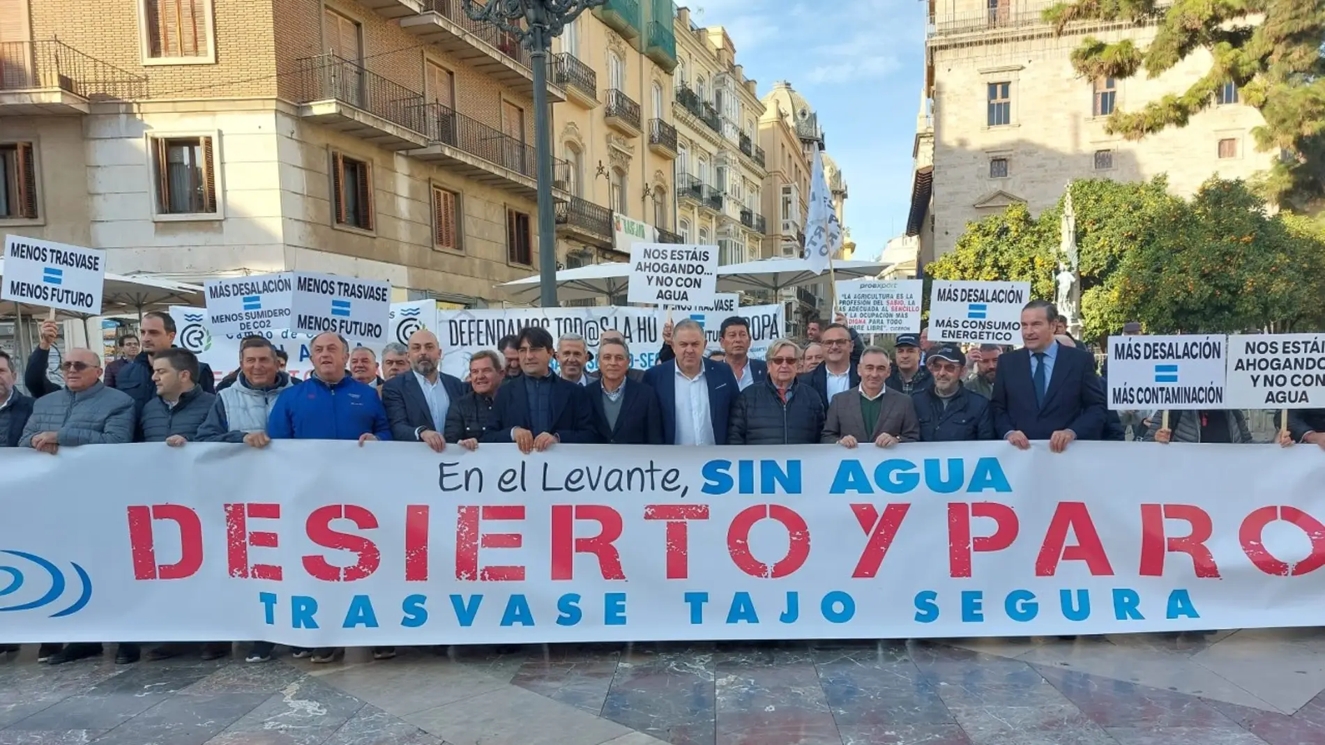 Concentración de agricultores junto al Palau de la Generalitat para exigir el mantenimiento del trasvase Tajo-Segura.