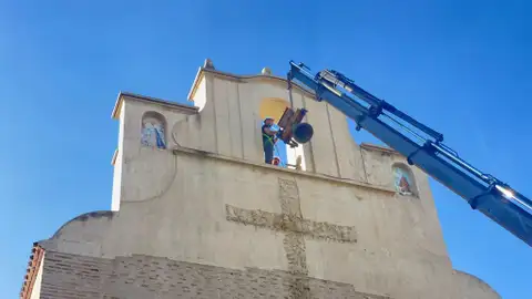 Trabajos de instalación de la restaurada campana de la iglesia de San José de Elche. Trabajos de instalación de la restaurada campana de la iglesia de San José de Elche.