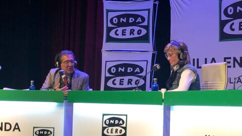 Antonio Pulido, presidente de la Fundaci&oacute;n Cajasol, junto a Julia Otero
