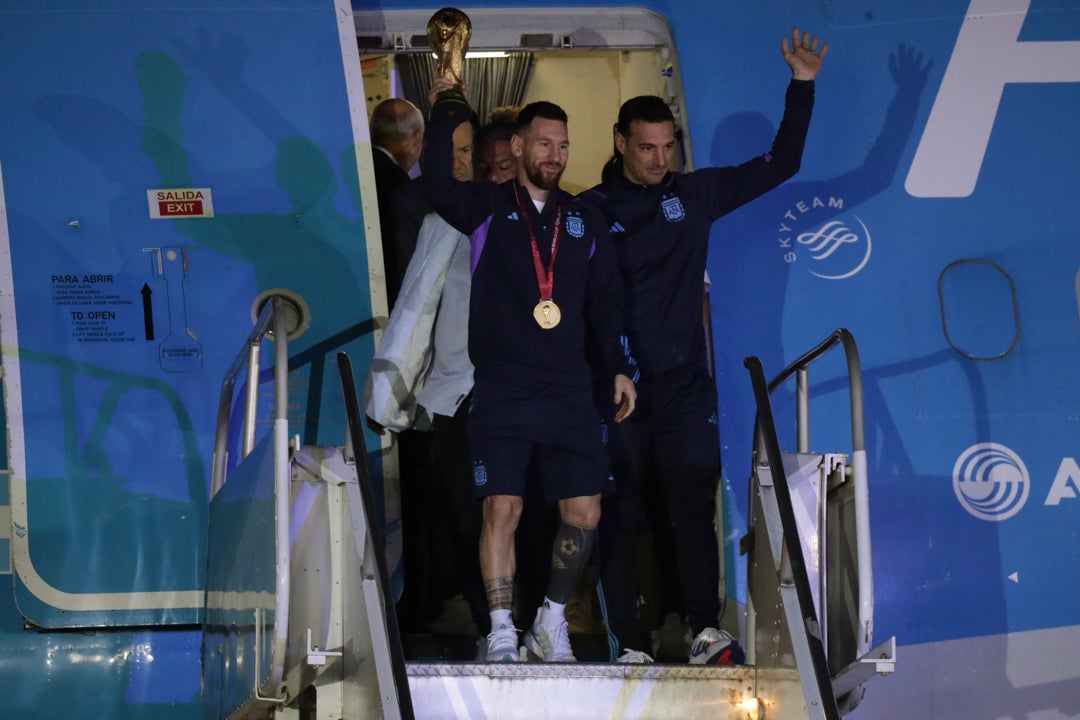 La selección argentina llega a casa en medio de un multitudinario recibimiento La selección argentina llega a casa en medio de un multitudinario recibimiento