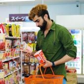Hombre comprando en un supermercado