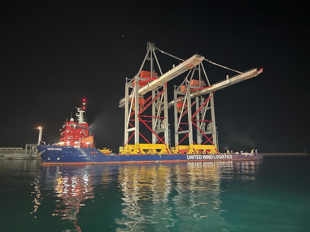 Dos nuevas grúas de 35 metros de altura para el Puerto de Alicante Dos nuevas grúas de 35 metros de altura para el Puerto de Alicante