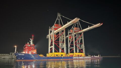 Imagen nocturna del puerto de Alicante