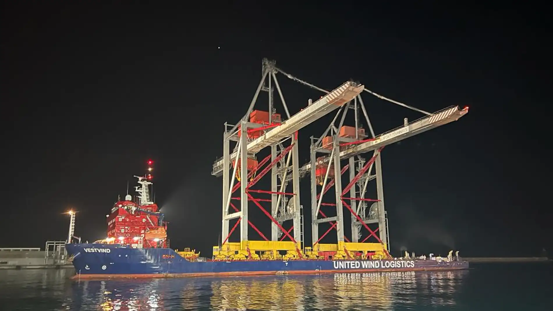 Imagen nocturna del puerto de Alicante Imagen nocturna del puerto de Alicante