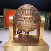 El bombo de navidad con el personal de mantenimiento El bombo de navidad con el personal de mantenimiento