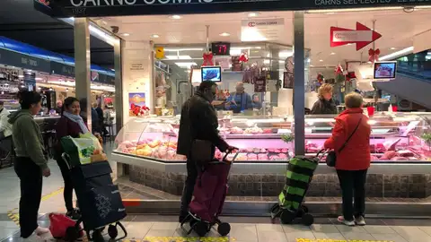 Los clientes ultiman las compras para Nochebuena en el mercado del Olivar de Palma. Los clientes ultiman las compras para Nochebuena en el mercado del Olivar de Palma.
