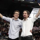 Los políticos Íñigo Errejón y Pablo Iglesias saludan a los asistentes a un mítin de Podemos