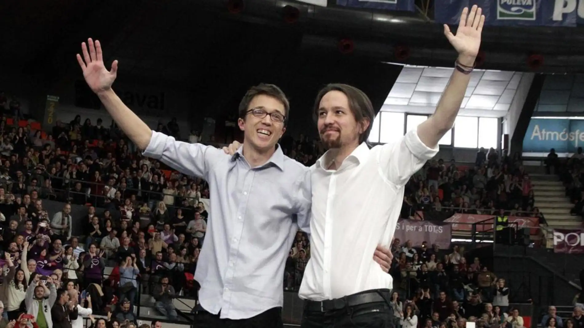 Los políticos Íñigo Errejón y Pablo Iglesias saludan a los asistentes a un mítin de Podemos