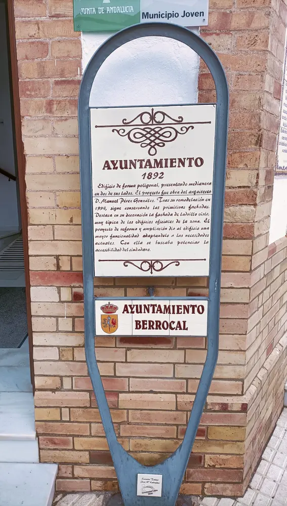Azulejo situado a las puertas del Ayuntamiento.