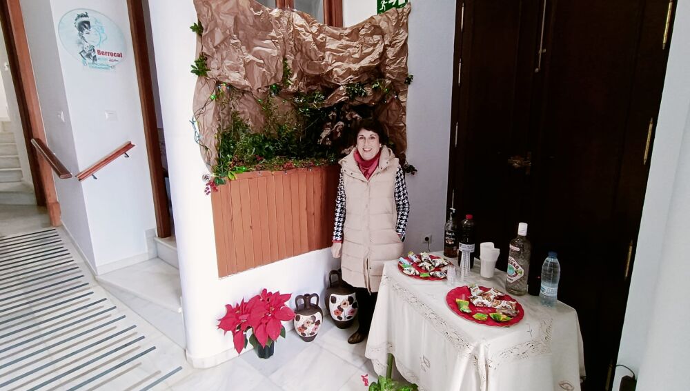 La alcaldesa de Berroca, Paqui García Márquez, en el hall de entrada del Ayuntamiento.