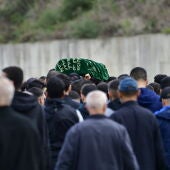 Varios familiares transportan el féretro con los restos de Mohamed, el niño de ocho años muerto en Ceuta.