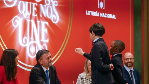 Los ni&ntilde;os de San Ildefonso cantan un premio durante el sorteo de Navidad.