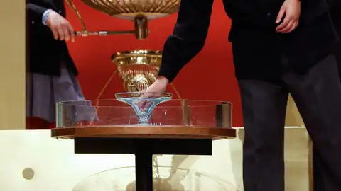 Un estudiante del colegio de San Ildefonso toma una bola de madera durante el sorteo de El Gordo de Navidad Un estudiante del colegio de San Ildefonso toma una bola de madera durante el sorteo de El Gordo de Navidad