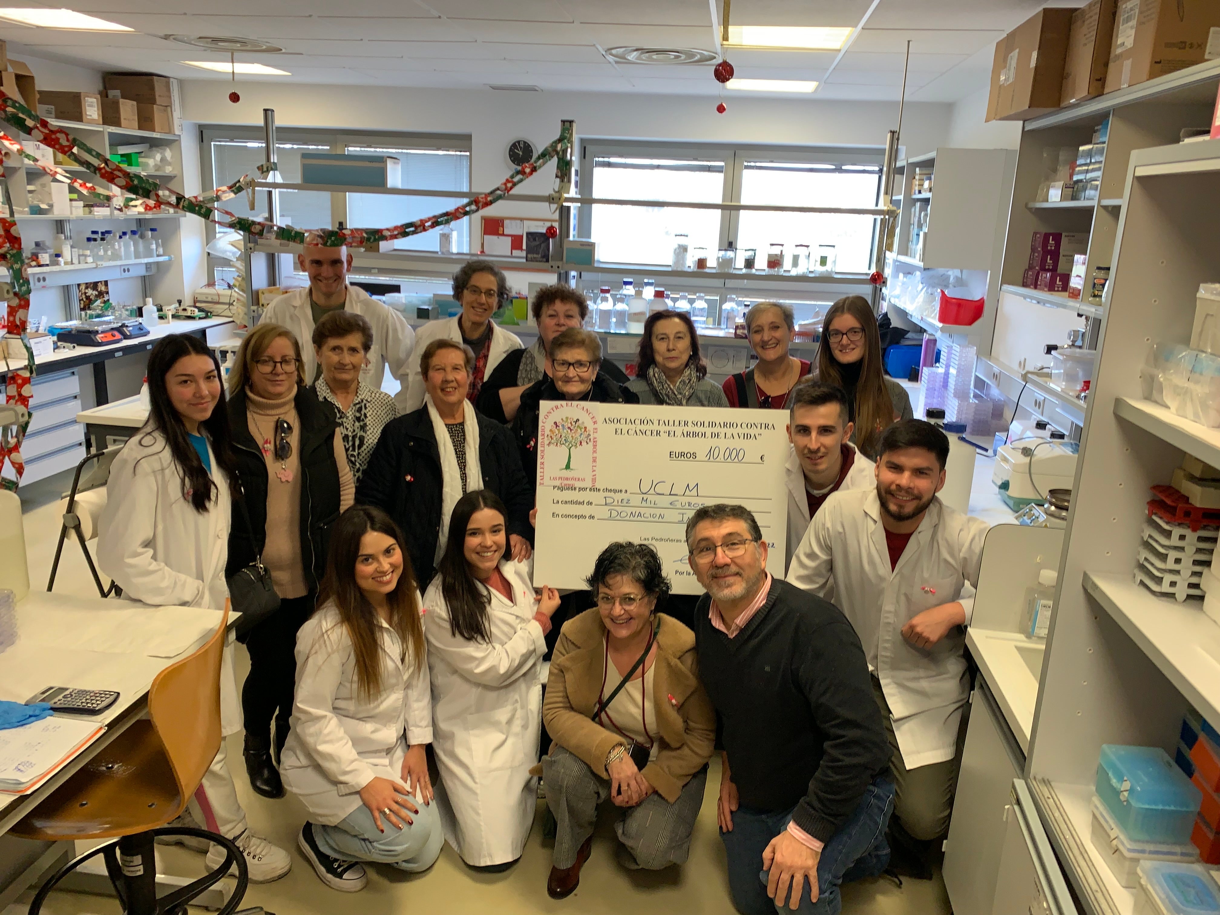 La UCLM y la Asociación Taller Solidario ‘El Árbol de la Vida, unidas frente a la investigación contra el cáncer La UCLM y la Asociación Taller Solidario ‘El Árbol de la Vida, unidas frente a la investigación contra el cáncer