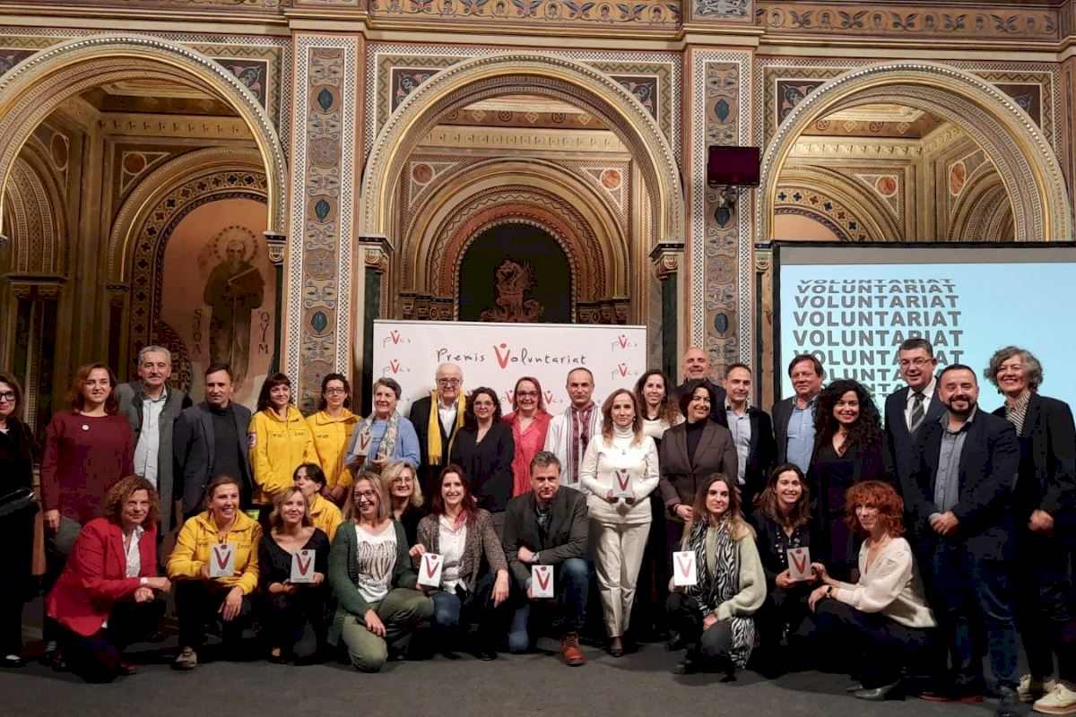 Plataforma del Voluntariat, creciendo para ayudar a los demás Plataforma del Voluntariat, creciendo para ayudar a los demás