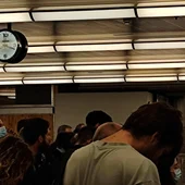 Pasajeros esperando poder subir al Avant de las 20:15 horas en la estación de Atocha Pasajeros esperando poder subir al Avant de las 20:15 horas en la estación de Atocha