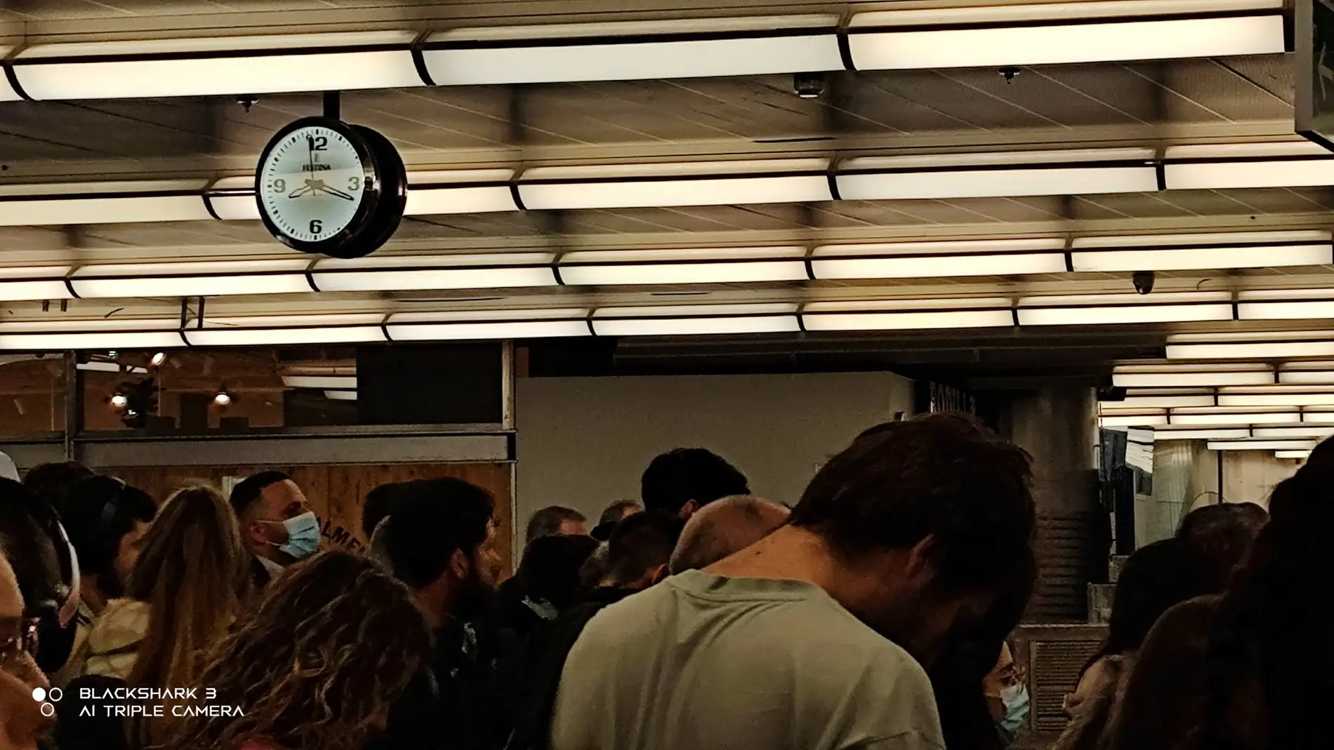 Pasajeros esperando poder subir al Avant de las 20:15 horas en la estación de Atocha