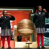 Los niños de San Ildefonso cantan números y premios durante el sorteo Los niños de San Ildefonso cantan números y premios durante el sorteo