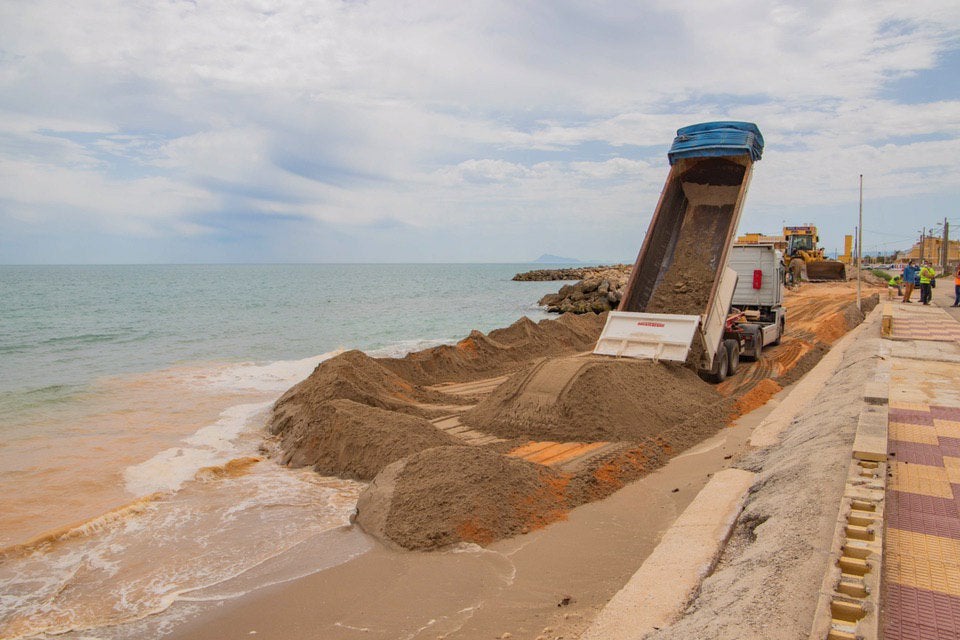 Las lluvias y el temporal marítimo ocasionan daños en las playas de Cullera y El Perelló Las lluvias y el temporal marítimo ocasionan daños en las playas de Cullera y El Perelló
