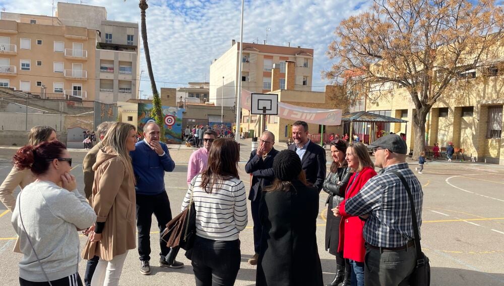 El alcalde, Carlos González, en su visita al colegio de La Baia