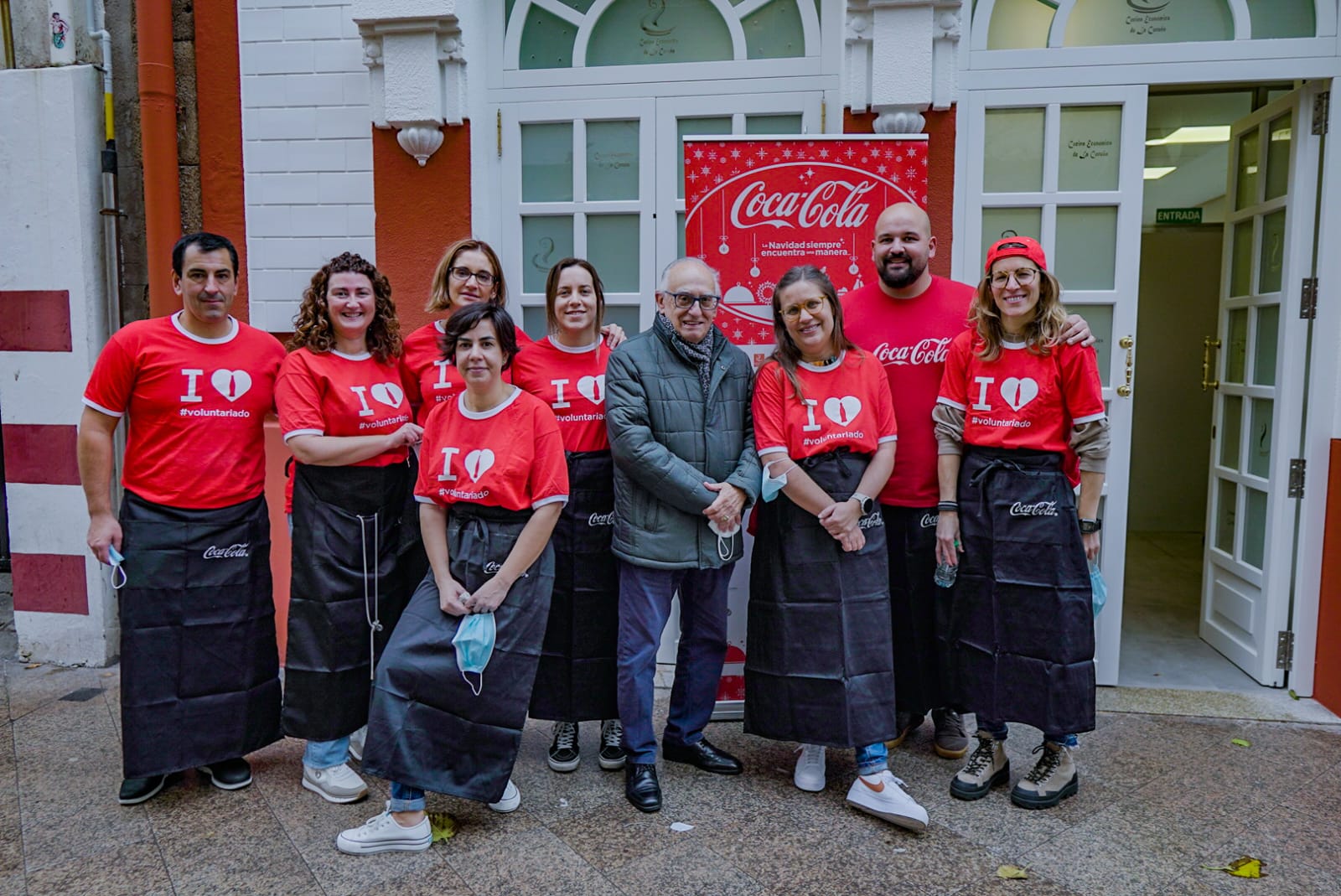 Coca Cola reparte 1.400 comidas y mucha solidaridad en la Cocina Económica de A Coruña Coca Cola reparte 1.400 comidas y mucha solidaridad en la Cocina Económica de A Coruña