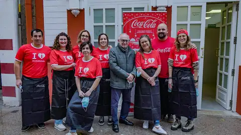 Coca Cola reparte solidaridad en la Cocina Económica de A Coruña Reparten 1.400 comidas
