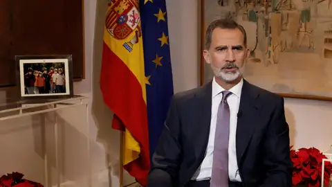 Imagen del año pasado del rey Felipe VI durante su tradicional mensaje de Nochebuena Imagen del año pasado del rey Felipe VI durante su tradicional mensaje de Nochebuena