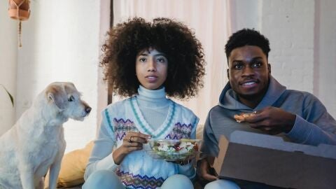 Una pareja viendo una pel&iacute;cula 