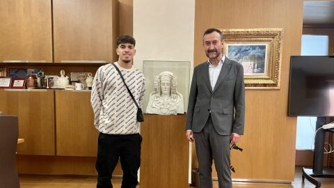 El internacional marroqu&iacute; Abde, junto al alcalde Carlos Gonz&aacute;lez y una r&eacute;plica de la Dama de Elche