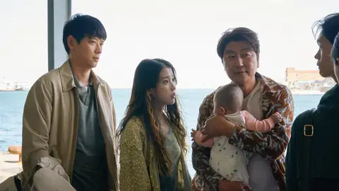 El reparto de la película 'Broker', de Hirokazu Koreeda, en un fotograma promocional de la cinta El reparto de la película 'Broker', de Hirokazu Koreeda, en un fotograma promocional de la cinta